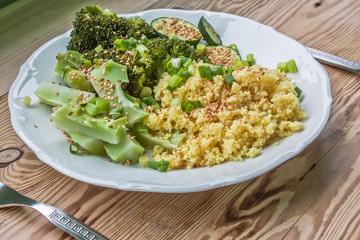Steamed broccoli with zucchini, sprinkled with sesame seeds with olive oil and salt. All sprinkled with chives. As a complement to couscous.