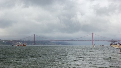 Obraz premium The 25 de Abril Bridge