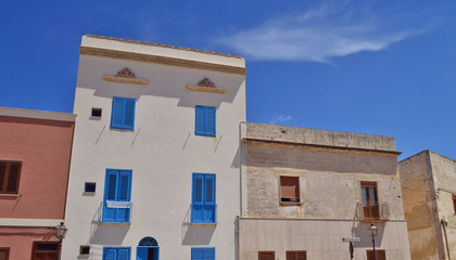 palazzi in un paese della sicilia