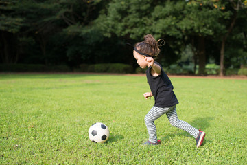 Obraz premium サッカーをする女の子