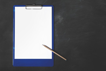clipboard with blank sheet of paper and pencil © Odua Images