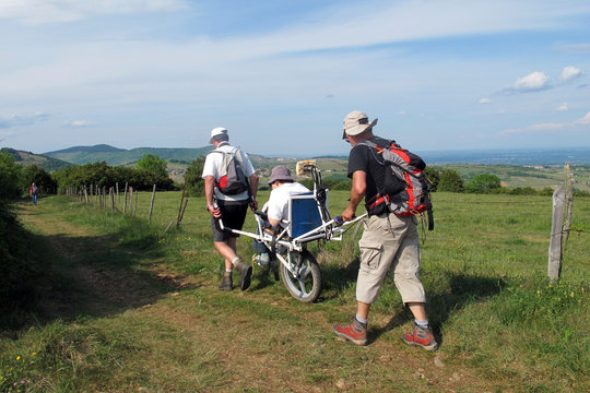 Randonn&eacute;e &agrave; jo&euml;lette , dans le Beaujolais , rh&ocirc;ne, france