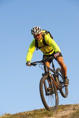 Obraz premium dangerous mountainbiking - mountainbike downhill