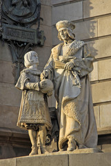 Obraz premium Statues at the bottom of the monument to Christopher Columbus in Barcelona, Spain
