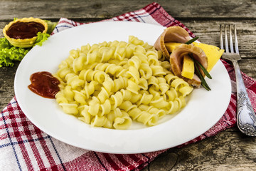 Pasta with ham and cheese