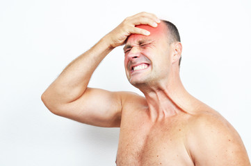 Fototapeta premium Młody mężczyzna z bólem głowy, problematyczna część jest podkreślona