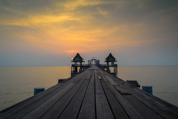 Obraz na płótnie Canvas Wooded bridge in the port and sunset