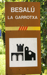 Señal de indicación de lugar monumental, Besalú, Girona, España
