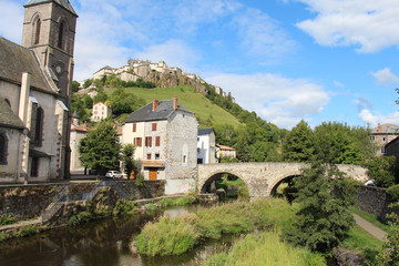 Fototapeta na wymiar Brücke Pont Vieux, Saint-Flour, Cantal