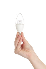 femme tenant ampoule led