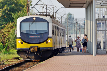 Train on the platform © Tomasz Warszewski