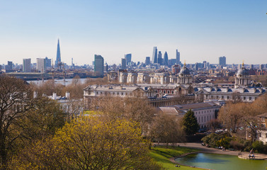 Fototapeta na wymiar LONDON, UK - APRIL 14, 2015: City of London view from the Greenwich hill. Modern skyscrapers of banking aria