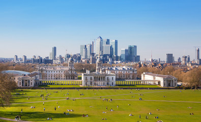 LONDON, UK - APRIL 14, 2015: Canary Wharf view from the Greenwich hill. Modern skyscrapers of banking aria - obrazy, fototapety, plakaty