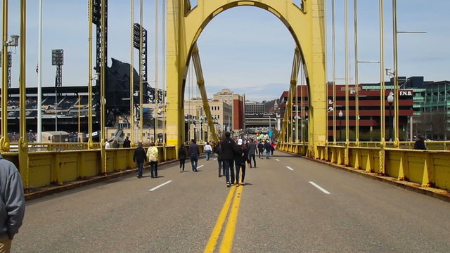 Roberto Clemente Bridge Walkers