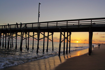 Fototapeta premium Beach surf pier with fishermen silhouette