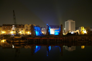 Podświetlone ruiny. © maryssia