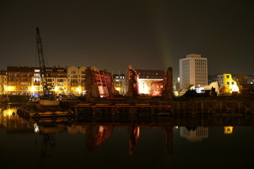 Podświetlone ruiny . © maryssia