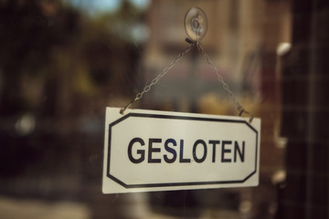 Sinal de loja fechada em Amsterd&atilde;o