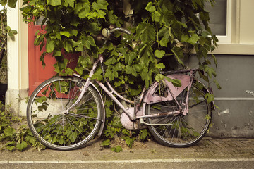 Fototapeta na wymiar Antiga bicicleta parada em Amsterdão