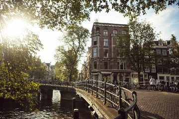 Vista típica de ponte e casas em Amsterdão