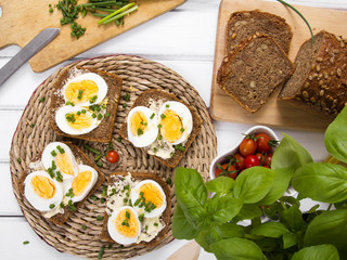 Healthy whole wheat sandwiches with eggs and chives