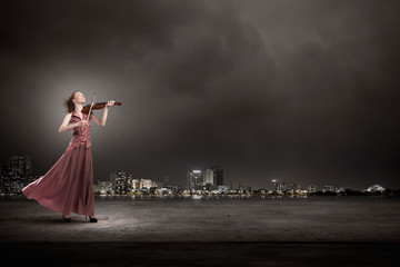 Woman play violin