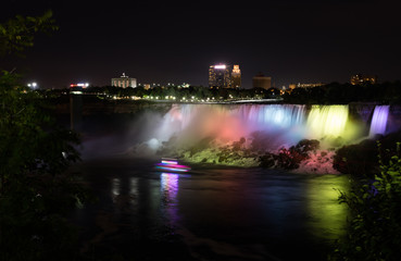 Fototapeta na wymiar Nocturne of Niagara falls