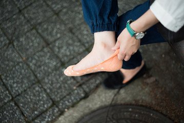靴下を履きなおす若い女性