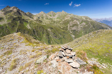 Pierrier et sommets rocheux des Alpes