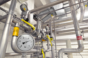 Messuhr/ Manometer in einer Industrieanlage mit Rohrleitungen /// manometer in an industrial plant...