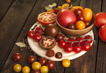 Plakat colorful tomatoes on wooden table