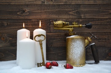 Adventskerzen - drei weiße Adventskerzen mit Brenner - Antik