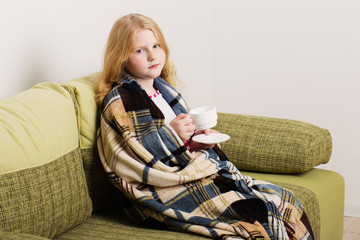 Obraz premium ill girl child with cup of hot tea