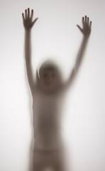 Obraz premium shadow of a girl behind transparent paper
