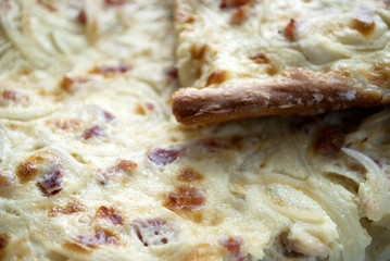Hausgemachter Elsässer Flammkuchen, Zwiebelkuchen auf altem Treibholz / Holz Brett 