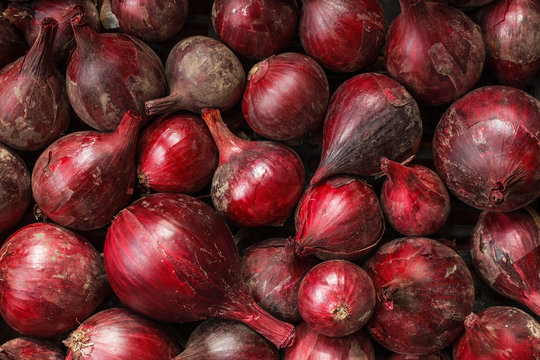 red round onions close to each other