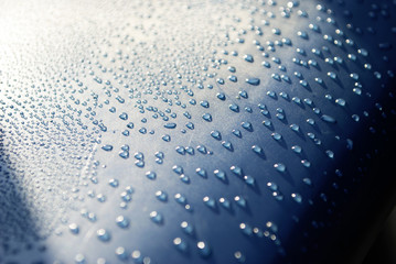 Wassertropfen, Morgentau auf blauem Untergrund, Hintergrund, Nahaufnahme