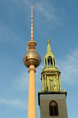 Berliner Fernsehturm mit Marienkirche © desassmann