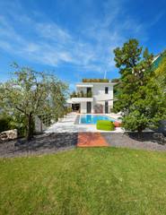 Fototapeta premium white house with swimming pool