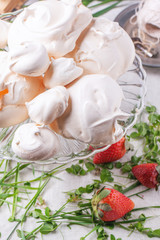 Meringue with strawberries