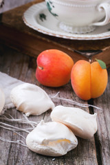 Meringue with apricot