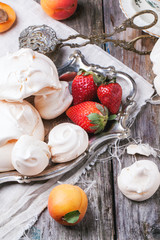 Meringue with apricot and strawberry