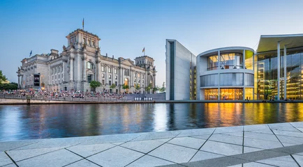 Gordijnen Regeringsdistrict van Berlijn met Reichstag en Paul Löbe Haus in de schemering, Duitsland © JFL Photography