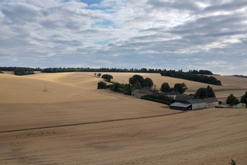 Obraz premium Campagne française. Ciel nuageux