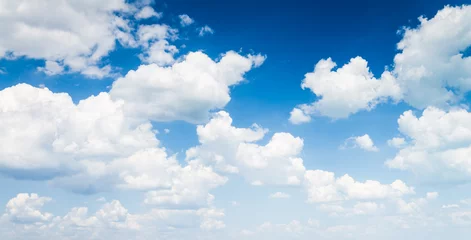 Foto op Plexiglas blauwe lucht met wolkenclose-up © klagyivik