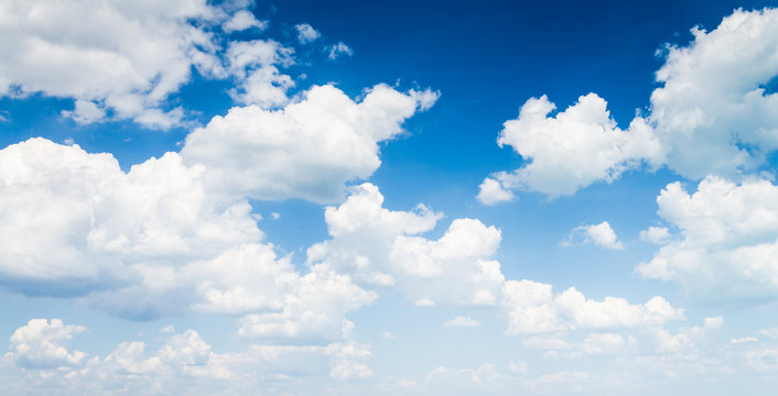 Fototapeta Fototapeta Błękitne niebo z chmurą w zbliżeniu na wymiar