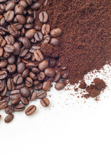 Kaffeebohnen und gemahlenes Kaffeepulver auf weißem Hintergrund, dekorativ und plakativ, Freiraum für Text, unten verlängerbar