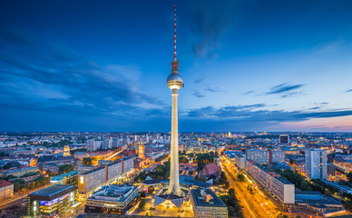 Fototapeta premium Panoramę Berlina z wieżą telewizyjną na Alexanderplatz w nocy, Niemcy