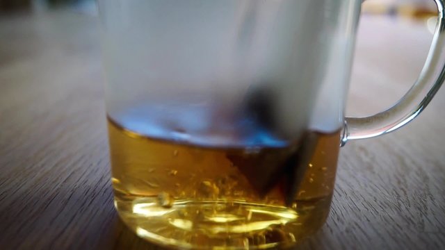 hei&szlig;es wasser wird auf teebeutel gegossen