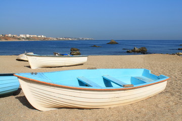Fototapeta na wymiar Barques sr une plage de Méditerranée, Alger